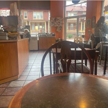 Uptowner Cafe - The vibe - Cafes Near Me - Alexandria, Virginia