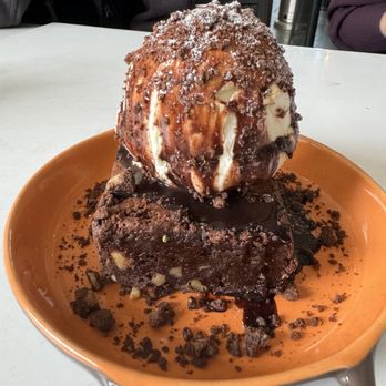 Socalo - Brownie ala mode. Courtesy of Donald - Mexican Near Me - Santa Monica, California Socalo - Brownie ala mode. Courtesy of Donald - Mexican Near Me - Santa Monica, California