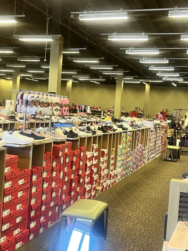 DSW DESIGNER SHOE WAREHOUSE Updated August 2024 17 Photos & 11