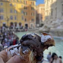 L'Antico Forno - Chocolate croissant