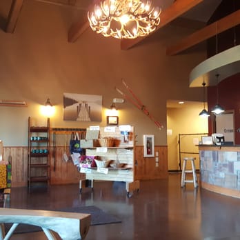 Dogwoods Lodge - Lobby - Pet Sitting Near Me - Grimes, Iowa