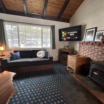 Gull Lake Lodge - Living room...some new upgrades! - Hotels Near Me - June Lake, California