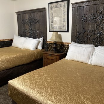 Black Bear Motel - The 2 beds. Look at the axe on wall-meat. - Hotels Near Me - Davenport, Washington Black Bear Motel - The 2 beds. Look at the axe on wall-meat. - Hotels Near Me - Davenport, Washington