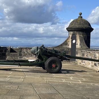 Edinburgh Castle - One o'clock gun - Landmarks & Historical Buildings Near Me - Edinburgh, EDH Edinburgh Castle - One o'clock gun - Landmarks & Historical Buildings Near Me - Edinburgh, EDH