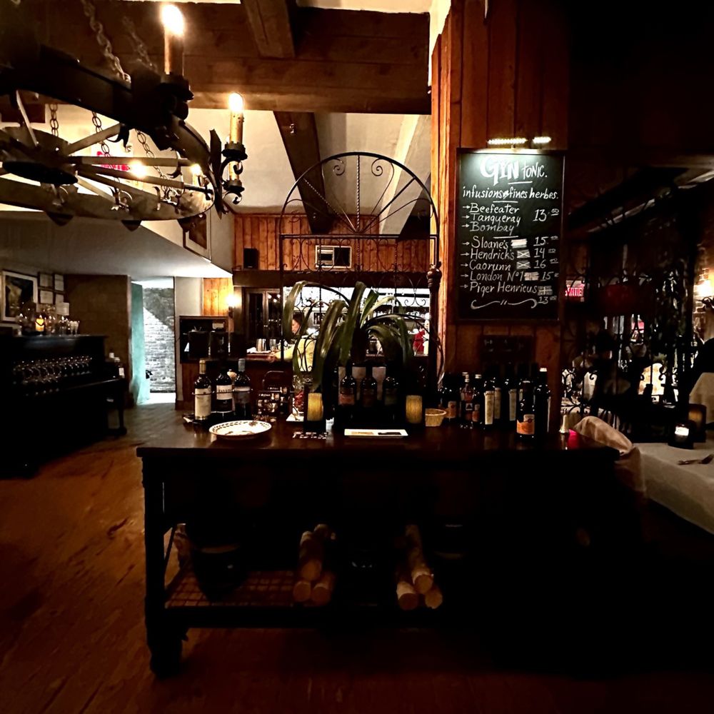 the bar area of a restaurant