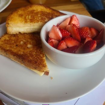 The Bread Pedaler - Kids grilled cheese with strawberries - Breakfast & Brunch Near Me - Lancaster, Pennsylvania