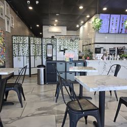 Lazi Cow - Sacramento - Another Viewpoint of the sitting area that shows towards the order and pick up section