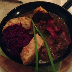 Zirbenstube Cafe-Restaurant - "Wildererpfandl" - Rotkraut, Serviettenknödel, Preiselbeeren und Ragout vom Hirschkalb. YUMMY