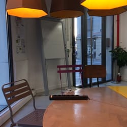 Numa Café - Tables à l'entrée