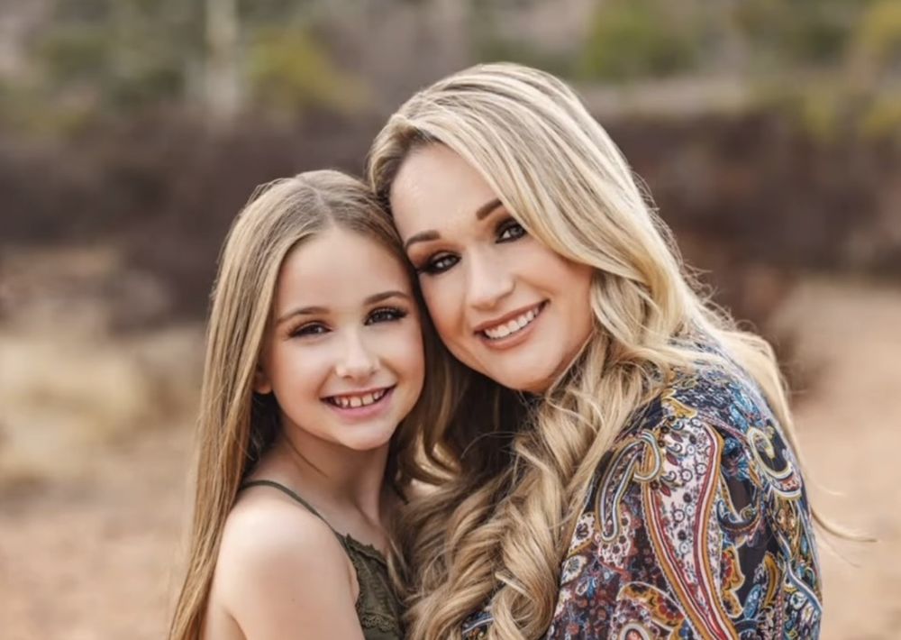 Beauty in a Blink by Alli Logo