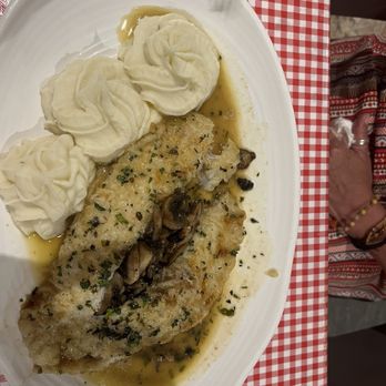 La Famiglia - Mushrooms were buried under the wine grouper dish - Pizza Near Me - Playa del Carmen, ROO La Famiglia - Mushrooms were buried under the wine grouper dish - Pizza Near Me - Playa del Carmen, ROO
