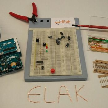 Elak - Un petit paquet qu'on a préparé lors de la rentrée à l'école. Elle reprend un Arduino, des résistances, fer à souder et un breadboard - Electronics Near Me - Brussels, BRU