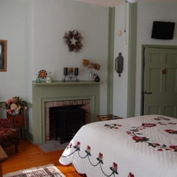 James Manning House - Quiet and tranquil enjoy a great night of sleep in the greens of the Berks Room.  Queen bed and private bath.