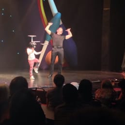 6yo Victoria spins plates like a pro whilst Jeff poses for the fans