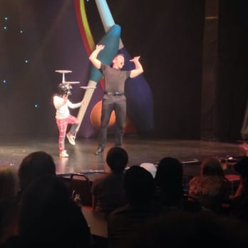 Jeff Civillico: Comedy In Action - 6yo Victoria spins plates like a pro whilst Jeff poses for the fans - Performing Arts Near Me