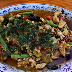 Asia Noy - Pad Graprau Gai mit frittiertem Thaibasilikum
