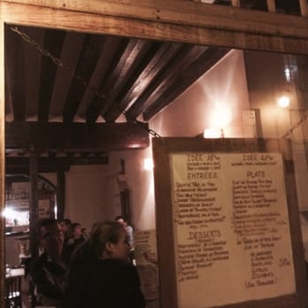 L'Auberge des Deux Ponts - View from outside. Menu in the window. - French Near Me - Paris, 75