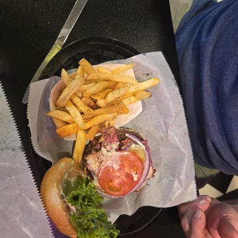 DC Pub and Grill - Burger - Sports Bars Near Me - Cedar City, Utah