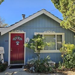 Butterfield Bed & Breakfast - Private entrance to the Rosebud Cottage, which is the only room that is its own building so no one above or below you, very quiet