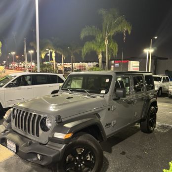 Glenn E Thomas Dodge Chrysler Jeep - Auto Repair Near Me - Signal Hill, California