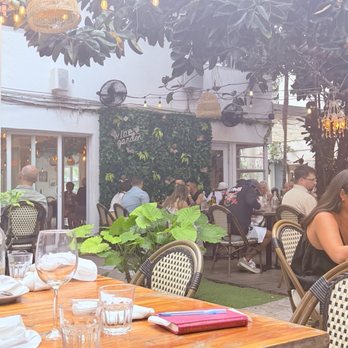 Wine Garden - Atmosphere - Wine Bars Near Me - Fort Lauderdale, Florida