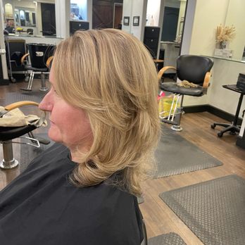Kelli Gordon - Root touchup with natural highlights - Hair Stylists Near Me - Santa Clarita, California Kelli Gordon - Root touchup with natural highlights - Hair Stylists Near Me - Santa Clarita, California