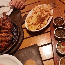Estilo Criollo - Bife chorizo y guarnición con salsas