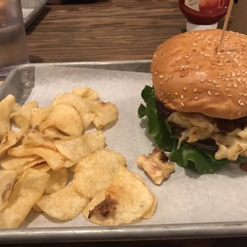 Beeryland - Mac and cheese burger with kettle chips - Sandwiches Near Me - Oakland, California