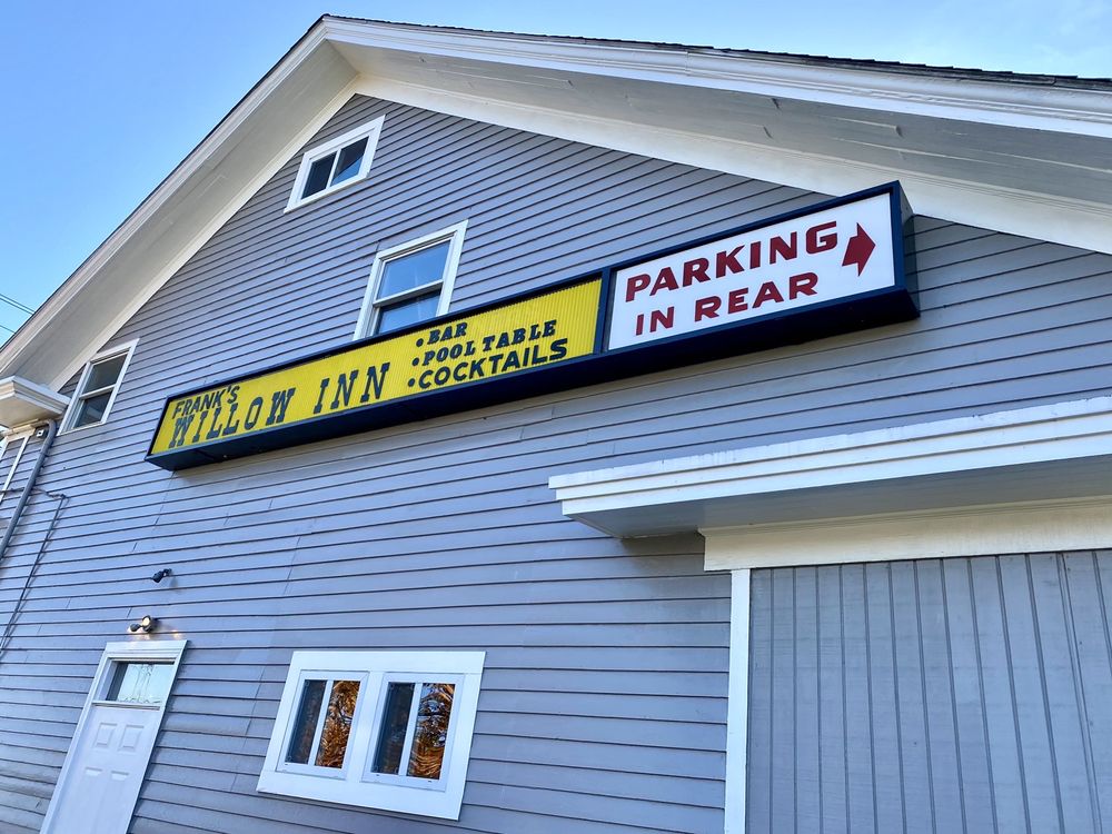 FRANKS WILLOW INN Updated October 2024 13 Photos 421 Main St