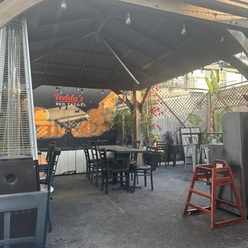 Amigos Birria Tacos - Outdoor seating area - Food Trucks Near Me - Venice Beach, California