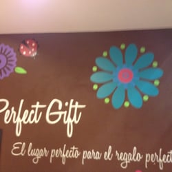 Perfect Gift - El letrero adentro, detrás del mostrador.