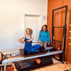Zonnie Bauer Pilates - Zonnie Bauer training a client on the reformer.