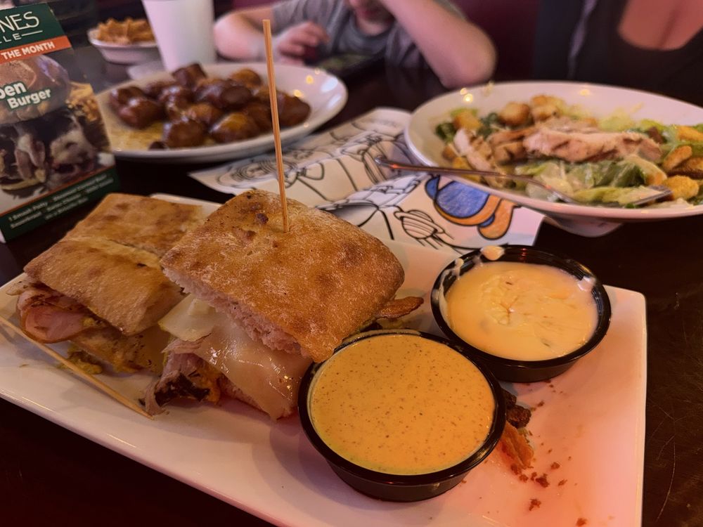 Sidelines Grille
