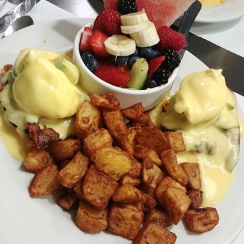 Le Quartier du Dejeuner - Benedict: bacon avocado and cheddar cheese, look at that frut bowl! - Breakfast & Brunch Near Me - Pointe-Claire, Quebec