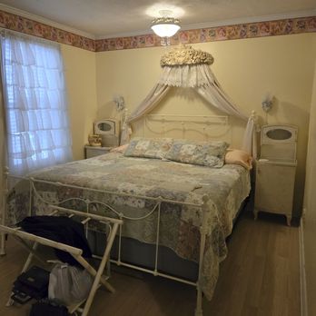 Book Nook Inn - Bed & Breakfast Near Me - Lumberton, Texas