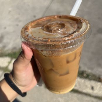 Café Consume - vanilla bourbon bean cold brew with a splash of milk and cinnamon - Coffee & Tea Near Me - Chicago, Illinois