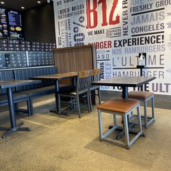 B12 Burgers - Sitting area