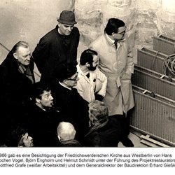 Friedrichswerdersche Kirche - Besichtigung der Friedrichswerderschen Kirche 1986 von Hans Jochen Vogel, Björn Engholm und Helmut Schmidt, Foto 1986 Jürgen Koniecny