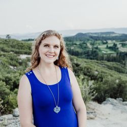 Life. Health. Happiness - Maddie - Maddie Slomiany is a Certified Holistic Health Care Practitioner and Certified Nutrition Therapy Practitioner.