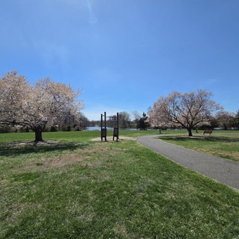 Colonial Park - Expansive Grounds - Parks Near Me - Franklin Township, New Jersey