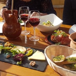 Tapas Y Mas - Knoblauchbrot und Käseplatte mit Birnen-Honigmus und Walnüssen