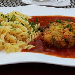Rethener Genusswerk - Gemüsefrikadelle, Tomatensosse, Spirellinudeln / Vegetable patty, tomato sauce, spiral noodles