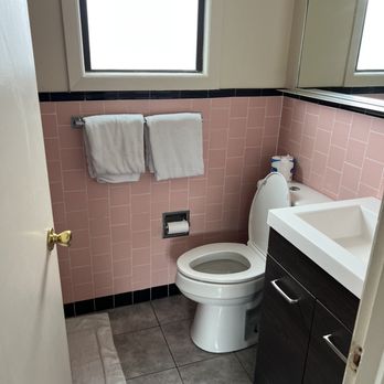 Sea Breeze Motel - Bathroom is quite outdated but still it does its job - Hotels Near Me - Pacifica, California