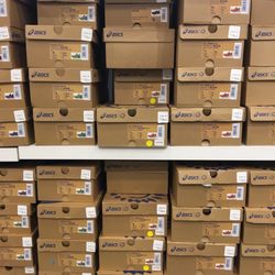 ASICS Outlet - Wides easy to see with yellow tag
