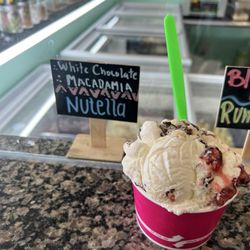 Tarascos Ice Cream - 2 scoops - gansito and white chocolate macadamia