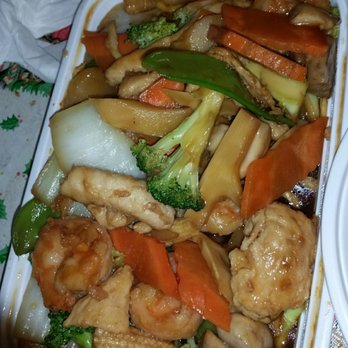 China King - Chicken and shrimp and vegetable in brown sauce. With pan fried noodles underneath. - Chinese Near Me - Groton, Connecticut China King - Chicken and shrimp and vegetable in brown sauce. With pan fried noodles underneath. - Chinese Near Me - Groton, Connecticut