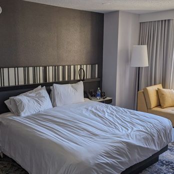 Hyatt Regency Chicago - Bedroom - Hotels Near Me - Chicago, Illinois