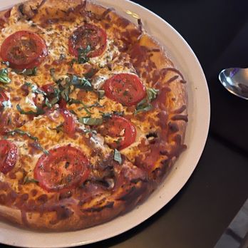 Ristorante Voga - Margherita pizza with mushrooms - Italian Near Me - Prévost, Quebec Ristorante Voga - Margherita pizza with mushrooms - Italian Near Me - Prévost, Quebec