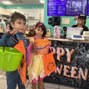 Kailua Town Center - The kids had a blast trick or treating in kailua town center lanikai juice - Shopping Centers Near Me - Kailua, Hawaii