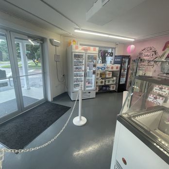 Kelly's Homemade Ice Cream - Inside - Ice Cream & Frozen Yogurt Near Me - Orlando, Florida Kelly's Homemade Ice Cream - Inside - Ice Cream & Frozen Yogurt Near Me - Orlando, Florida